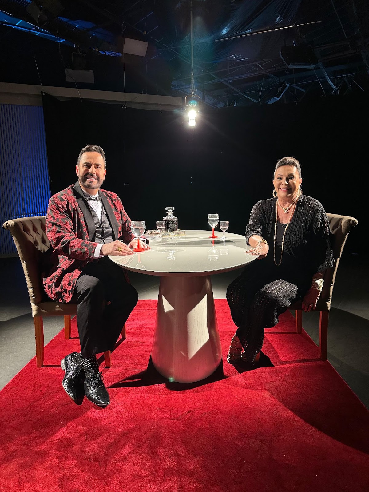 “Acredito na fidelidade”: Beth Szafir participou de bate-papo sincero na estreia do programa de Evandro Hazzy