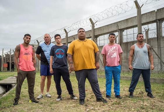 Grupo de pessoas em pé na gramaO conteúdo gerado por IA pode estar incorreto.