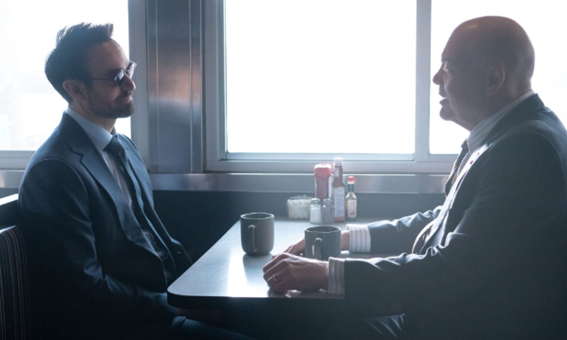 Homem de terno e gravata em frente a computadorO conteúdo gerado por IA pode estar incorreto.