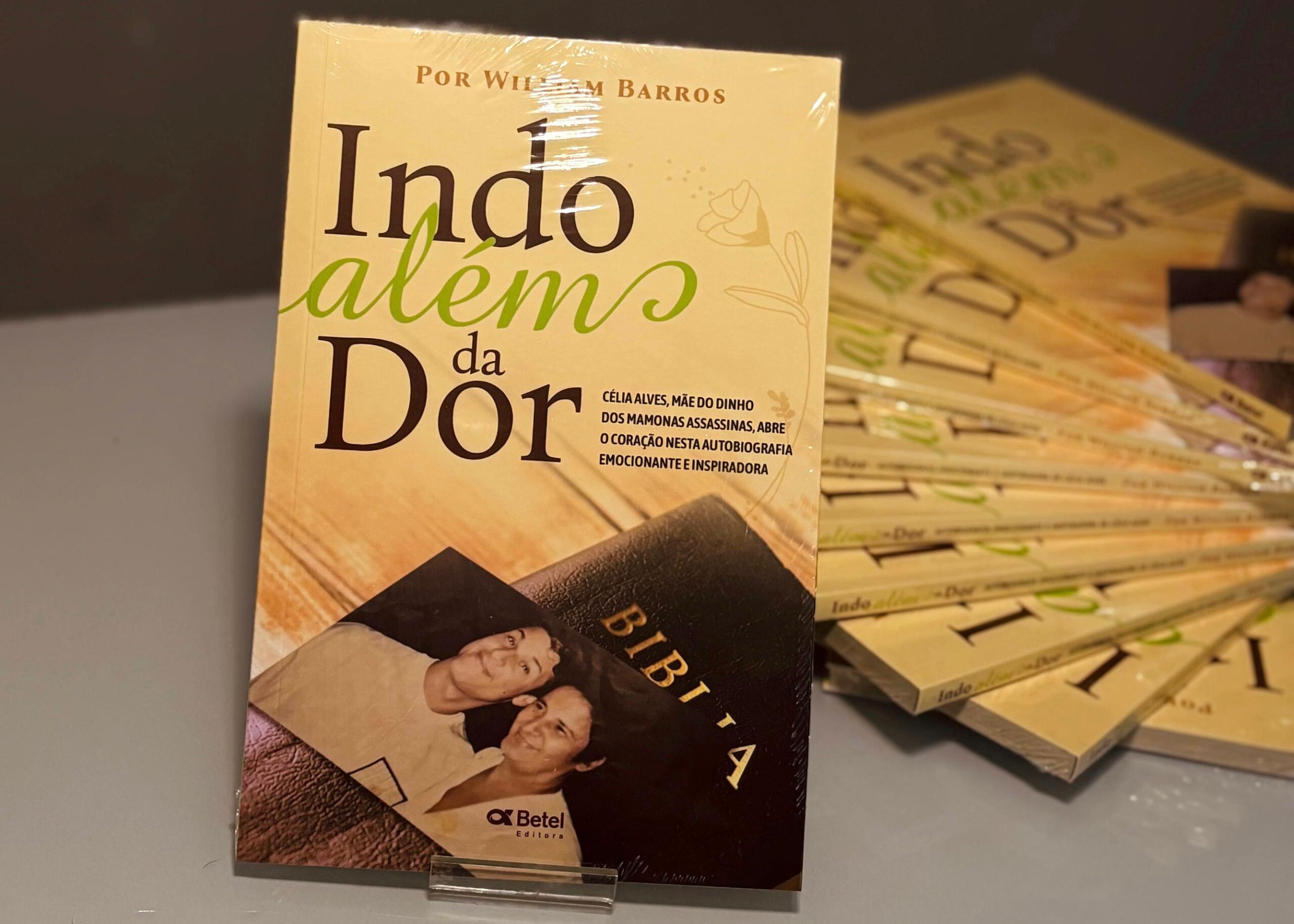 ​“Indo Além da Dor”: Mãe de Dinho, dos Mamonas Assassinas, lança livro em homenagem aos 30 anos da banda