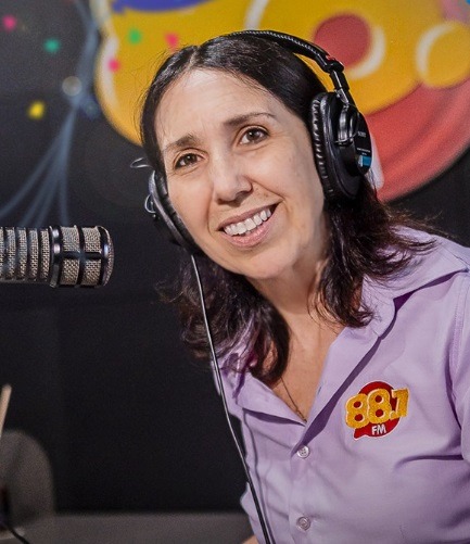 Conheça uma das principais vozes femininas da Pay TV