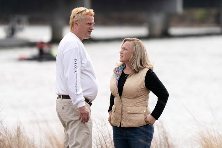 Mulher andando na ruaO conteúdo gerado por IA pode estar incorreto.