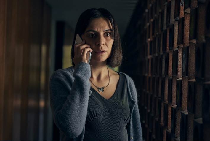 Mulher falando ao telefone celularO conteúdo gerado por IA pode estar incorreto.