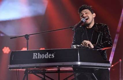 Homem no palco com instrumentos musicaisO conteúdo gerado por IA pode estar incorreto.