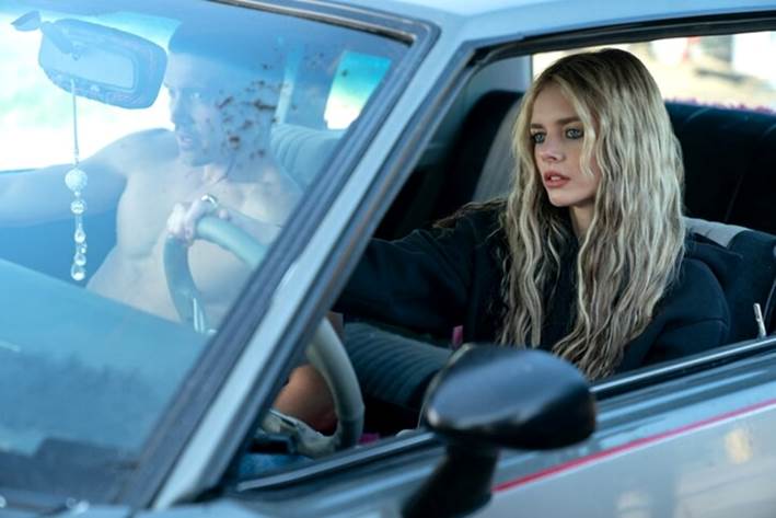 Mulher dirigindo carroO conteúdo gerado por IA pode estar incorreto.