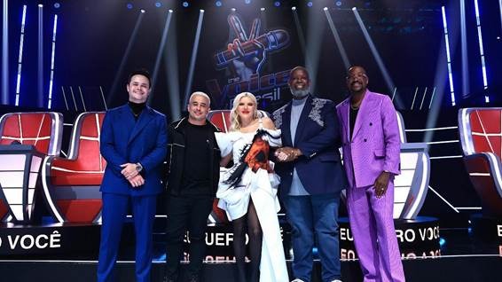 Pessoas na frente de um palco segurando um microfoneO conteúdo gerado por IA pode estar incorreto.