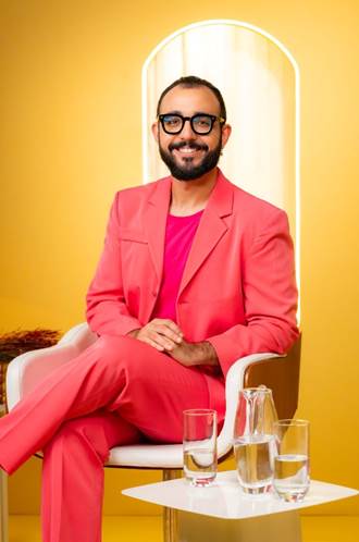 Homem sentado em frente a mesa com boloO conteúdo gerado por IA pode estar incorreto.