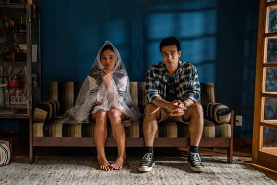 Mulher sentada em banco de madeiraO conteúdo gerado por IA pode estar incorreto.