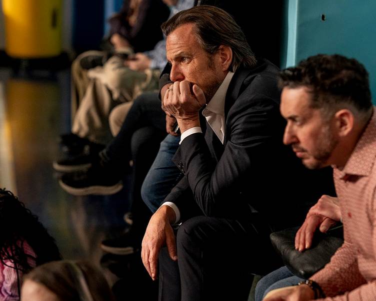 Homem com a mão no queixoO conteúdo gerado por IA pode estar incorreto.