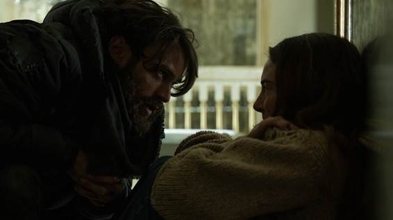 Mulher com a mão no rostoO conteúdo gerado por IA pode estar incorreto.