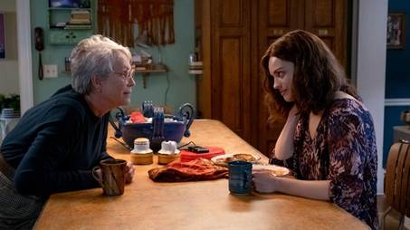 Mulher sentada em uma mesaO conteúdo gerado por IA pode estar incorreto.