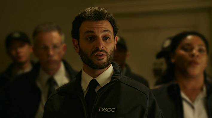 Homem de terno e gravata e pessoas ao fundoO conteúdo gerado por IA pode estar incorreto.