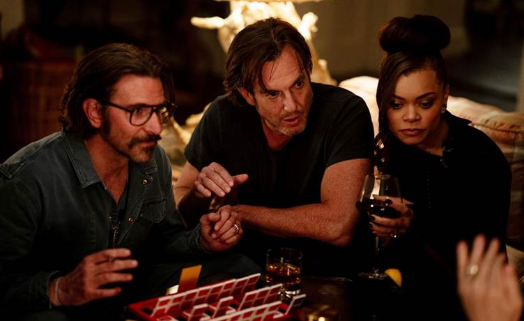 Grupo de pessoas sentadas ao redor de uma mesaO conteúdo gerado por IA pode estar incorreto.