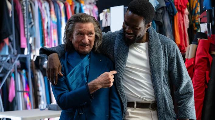 Uma imagem contendo pessoa, homem, olhando, em péO conteúdo gerado por IA pode estar incorreto.