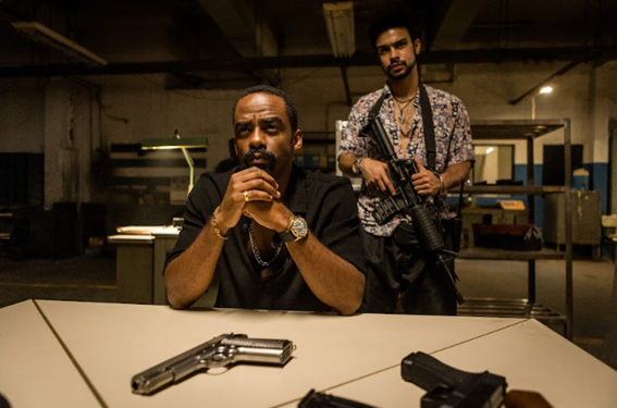 Homem tirando foto de si mesmo em frente ao espelhoO conteúdo gerado por IA pode estar incorreto.