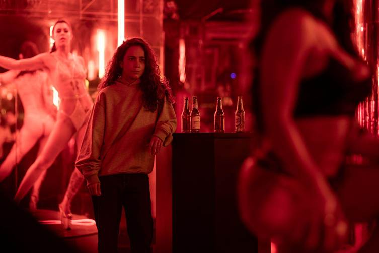 ​PRIMEIRA IMAGEM DE ALICE BRAGA NO FILME “NO JARDIM DO OGRO”, DE CAROLINA JABOR, É DIVULGADA