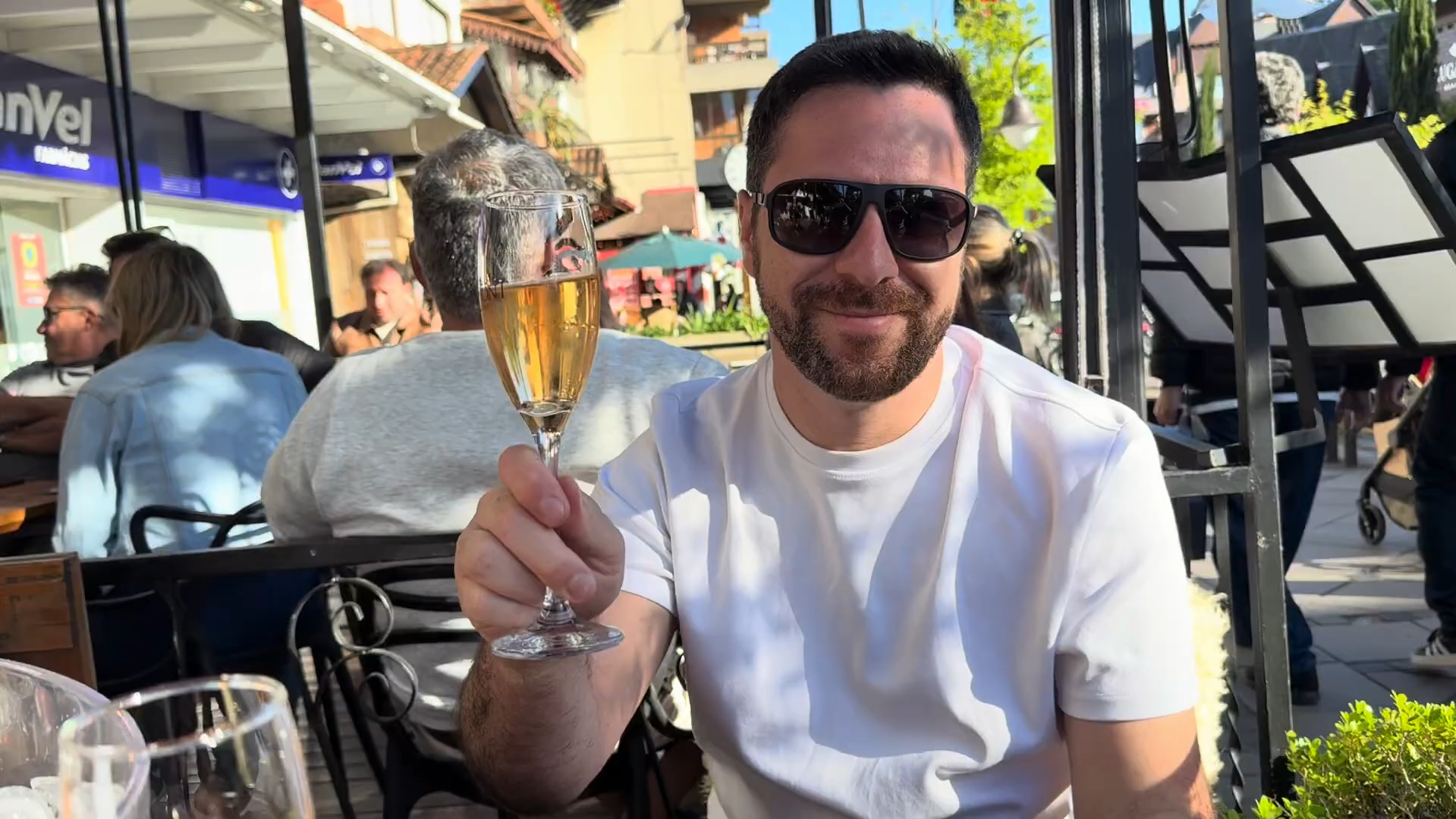 ​Travel Food & Drinks estreia “Pra Onde Ir Agora”, apresentado por Everton Silva